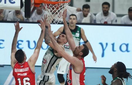 Παναθηναϊκός – Ολυμπιακός: Οι «πράσινοι» κατέθεσαν αίτημα επανάληψης της κλήρωσης των διαιτητών για τους τελικούς της Basket League