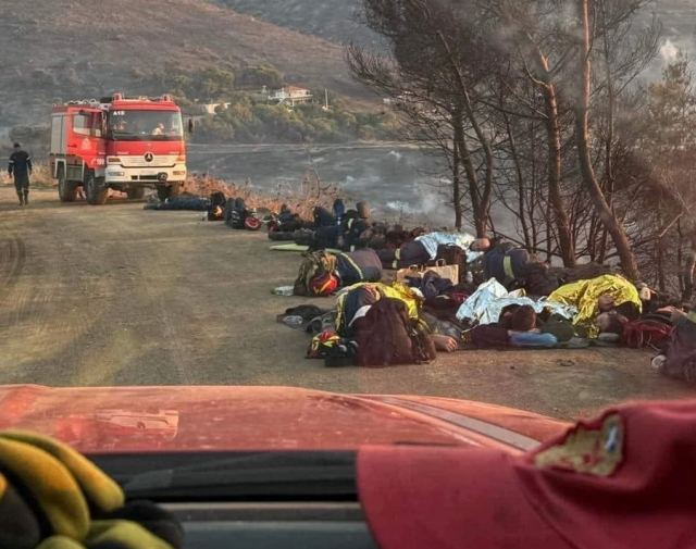 Φωτιά στην Κερατέα: Συγκλονιστική φωτογραφία με εξαντλημένους πυροσβέστες στο «καυτό» χώμα