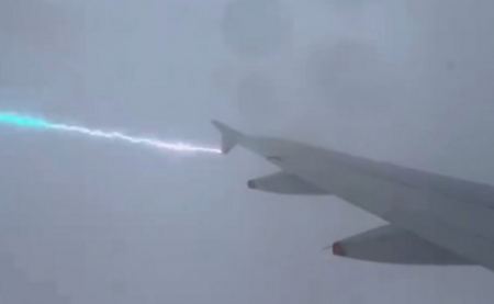 «Ήταν σοκαριστικό»: Κεραυνός χτύπησε αεροσκάφος της British Airways, έκανε αναγκαστική προσγείωση