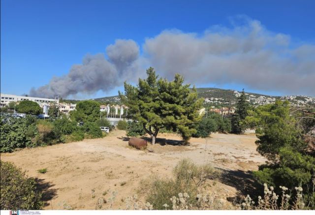 Φωτιά στη Σταμάτα, εντολή εκκένωσης σε Αμυγδαλέζα, Γαλήνη και Ροδόπολη