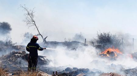 Υπό μερικό έλεγχο η πυρκαγιά σε χαμηλή βλάστηση στον Ασπρόπυργο