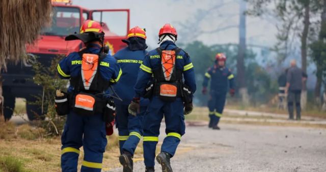 Φωτιά στην Εύβοια: Εκκενώνεται η περιοχή Ακτή Βολέρι