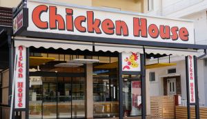 Λαμία: Το "Chicken House" σε περιμένει πιο ανανεωμένο από ποτέ!