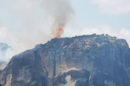 Βίντεο από την πυρκαγιά σε βράχο των Μετεώρων