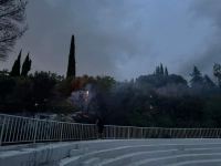 Πυρκαγιά σε κατοικημένη περιοχή κοντά στο Νοσοκομείο Λιβαδειάς (ΒΙΝΤΕΟ)