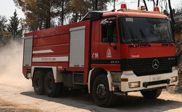 Φωτιά σε αποθήκη στη Μάνδρα – Ισχυρές δυνάμεις της Πυροσβεστικής στο σημείο