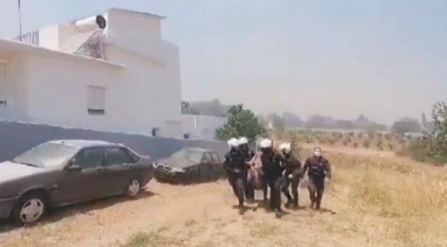 Φωτιά στην Κερατέα: Αστυνομικοί παίρνουν σηκωτή γυναίκα από σπίτι που έχει πάρει φωτιά (ΒΙΝΤΕΟ)