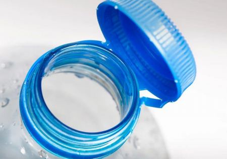 Το κόλπο με τα νέα καπάκια στα πλαστικά μπουκάλια νερού που έγινε viral στο TikTok