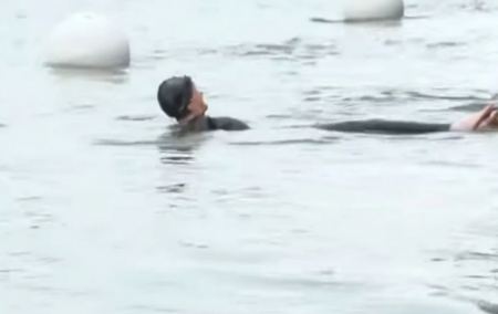 Κολύμπησε στον Σηκουάνα η Υπουργός Αθλητισμού της Γαλλίας για να δείξει ότι το ποτάμι είναι καθαρό