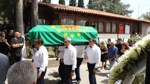 Κηδεία Πάρη Δερμάνη: Σύσσωμος ο Παναθηναϊκός στο τελευταίο αντίο