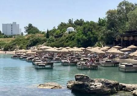 Ρόδος: Το beach bar που σφραγίστηκε ένα 48ωρο για τις πλωτές ξαπλώστρες καλεί σε πάρτι 24 ώρες μετά