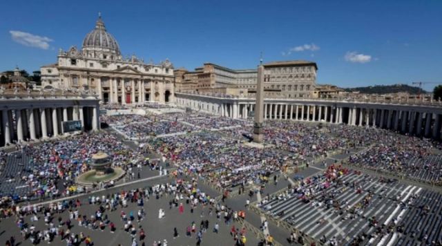 Βατικανό: Απαγορεύει σκουλαρίκια και τατουάζ στους εργαζομένους του