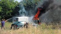 Γλύφα: Παρκαρισμένο βανάκι παραδόθηκε στις φλόγες (ΒΙΝΤΕΟ-ΦΩΤΟ)