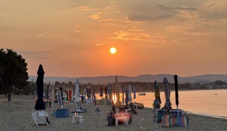 Χαλκιδική: Ξηλώθηκαν πάνω από 100 ομπρέλες και ξαπλώστρες στην παραλία των Καλυβών