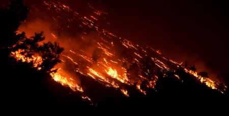 Μαίνεται ανεξέλεγκτη η φωτιά στην Κορινθία - Εστάλη μήνυμα από το 112 «παραμείνετε σε ετοιμότητα»