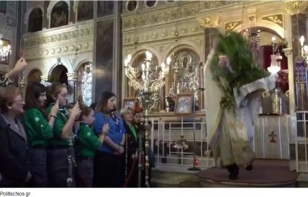 Εντυπωσιακή η Πρώτη Ανάσταση στη Χίο - Viral και πάλι ο «ιπτάμενος ιερέας»