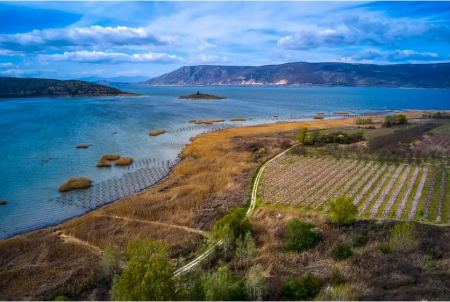 Οι 5 λίμνες στην Ελλάδα που πρέπει να επισκεφτείς μια φορά στη ζωή σου