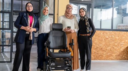 Εφευρέτριες στην Τυνησία δημιούργησαν «έξυπνο αναπηρικό αμαξίδιο» που συνδέεται με τον εγκέφαλο