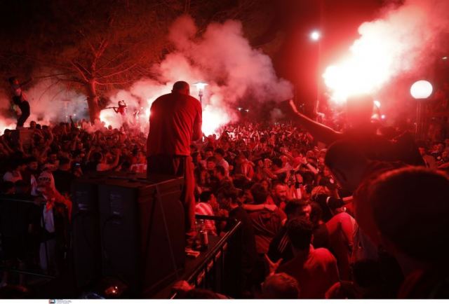 Φλέγεται ο Πειραιάς, η γιορτή ξεκίνησε - Δείτε φωτογραφίες