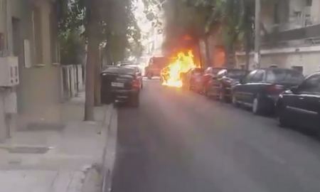 Λάρισα: Κάηκε ολοσχερώς αυτοκίνητο στο κέντρο της πόλης (ΒΙΝΤΕΟ)