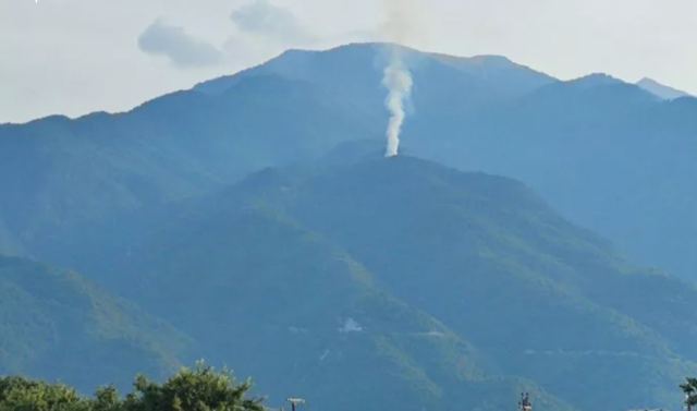 Πυρκαγιά σε Ελατόδασος από κεραυνό στον Παρνασσό - «Καλό μήνα» κι από Καμηλόβρυση