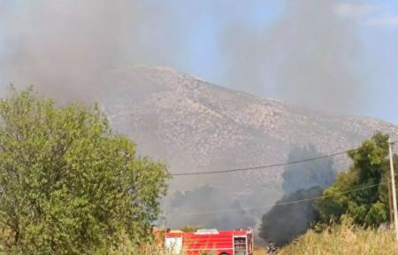 Φωτιά στα Καλύβια – Μήνυμα από το 112 «παραμείνετε σε ετοιμότητα»