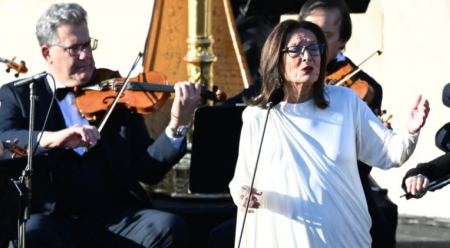 Συγκλόνισε η Νάνα Μούσχουρη στο Καλλιμάρμαρο -Τραγούδησε τους εθνικούς ύμνους Ελλάδας και Γαλλίας