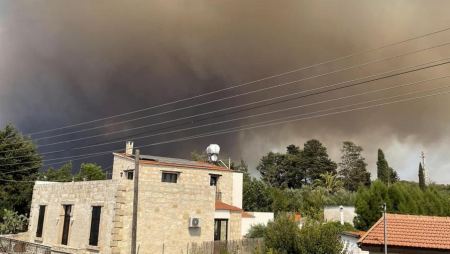 Κύπρος: Ανεξέλεγκτη φωτιά στην Πάφο, εκκενώθηκαν χωριά – Στέλνει αεροσκάφη η Ελλάδα