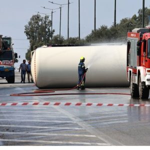 Λεωφόρος Σχιστού: Τούμπαρε βυτιοφόρο - Μετάγγιση του υγραερίου σε άλλο - Κλειστή η Λεωφόρος