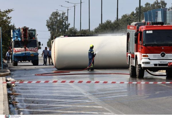 Λεωφόρος Σχιστού: Τούμπαρε βυτιοφόρο - Μετάγγιση του υγραερίου σε άλλο - Κλειστή η Λεωφόρος