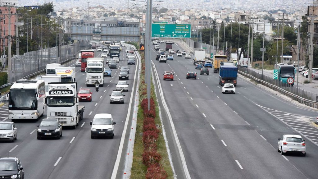 Σκοτώθηκε 23χρονος με μηχανή στην Αττική οδό - Συγκρούστηκε με φορτηγό