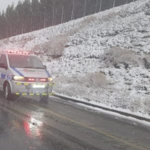 Μία γυναίκα νεκρή εξαιτίας των σφοδρών χιονοπτώσεων στη Νότια Αφρική – Εγκλωβίστηκε σε ακινητοποιημένο λεωφορείο