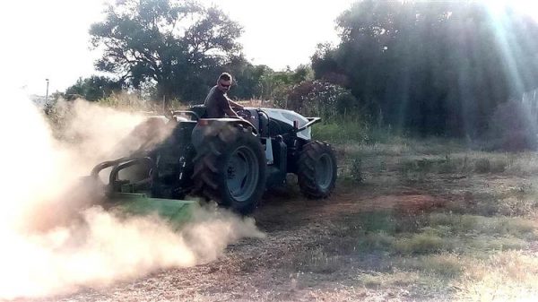 Ζητείται υπάλληλος πλήρους απασχόλησης για αγροτικές εργασίες