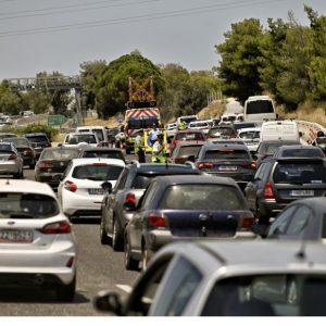 Τροχαίο με ανατροπή οχήματος στην Αθηνών - Κορίνθου: Μία τραυματίας, ουρές χιλιομέτρων