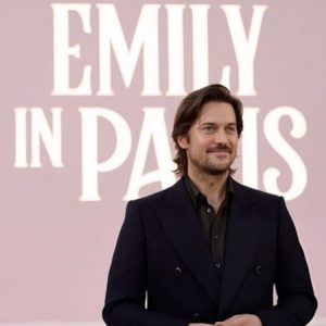 Lucas Bravo: Η ιστορία πίσω από το ρόλο του Gabriel στο Emily in Paris