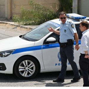 Έκλεψε αλυσίδα από λαιμό ηλικιωμένης, συνελήφθη, αφέθηκε ελεύθερος και συνελήφθη ξανά για το ίδιο αδίκημα