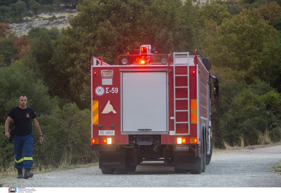 Φωτιά σε υπαίθριο χώρο στον Ταύρο - Καίγονται παλέτες και σκουπίδια, εστάλη 112 για τους καπνούς