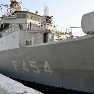 Επιχείρηση «ΑΣΠΙΔΕΣ»: Επέστρεψε στη Σαλαμίνα η φρεγάτα «ΨΑΡΑ»