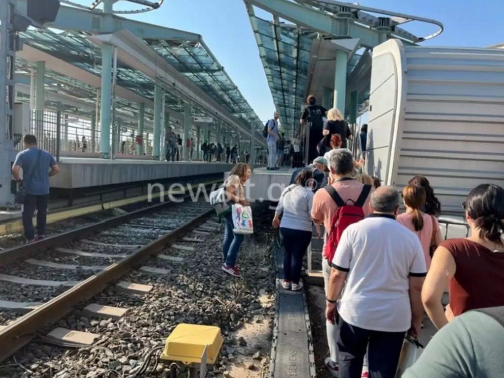 Φωτιά στις γραμμές του Ηλεκτρικού – Ο κόσμος κατέβηκε και πήγε με τα πόδια στο σταθμό «Ειρήνη»