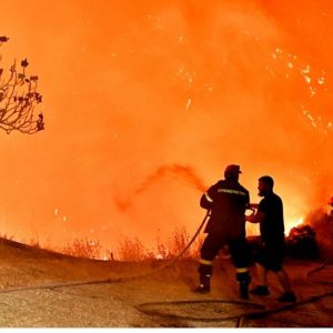 Φωτιά στο Ξυλόκαστρο: Μάχη με το χρόνο δίνουν οι πυροσβέστες – Εκκενώσεις και άλλων οικισμών