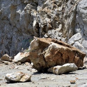 Πτώση βράχων και διακοπή κυκλοφορίας στην ε.ο. Λιβαδειάς - Άμφισσας