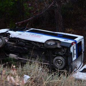 Καισαριανή: Ασθενοφόρο με 4 άτομα τούμπαρε σε χαράδρα