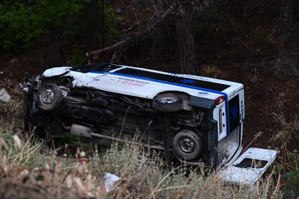 Καισαριανή: Ασθενοφόρο με 4 άτομα τούμπαρε σε χαράδρα