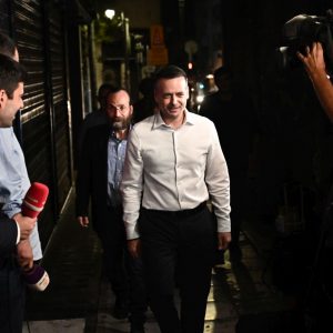 Ο Χάρης Δούκας παραδέχθηκε την ήττα του -Τηλεφώνησε και συνεχάρη τον Νίκο Ανδρουλάκη