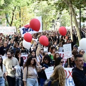 Απεργία σήμερα: Σε εξέλιξη η συγκέντρωση των εκπαιδευτικών στα Προπύλαια