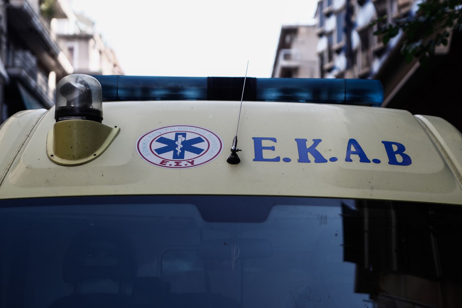 Παραμένει σε κρίσιμη κατάσταση ο 40χρονος που αυτοπυρπολήθηκε την ώρα που οδηγούσε