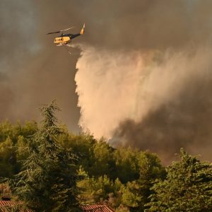 Φωτιά τώρα στο Πετρωτό Αχαΐας – Σηκώθηκαν εναέρια μέσα