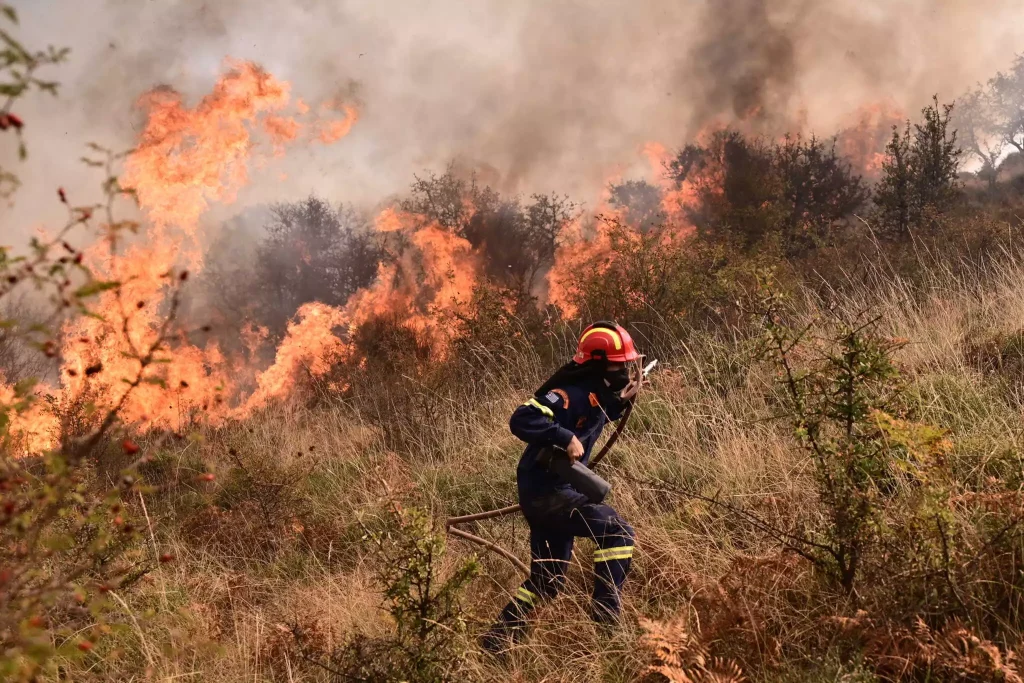 Φωτιά στην Ηλεία: Χειρουργήθηκε ο 35χρονος πυροσβέστης που τραυματίστηκε – Η επικοινωνία του με Κικίλια