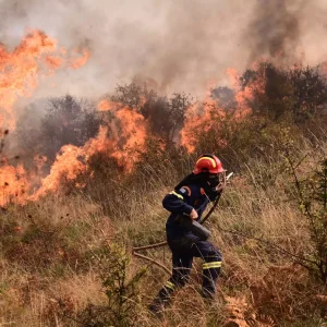 Φωτιά στην Ηλεία: Χειρουργήθηκε ο 35χρονος πυροσβέστης που τραυματίστηκε – Η επικοινωνία του με Κικίλια