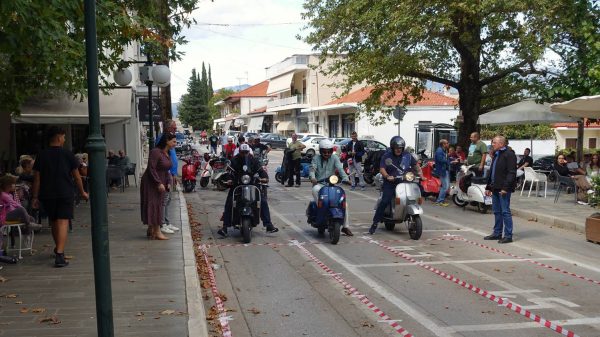 Μία Κυριακάτικη βόλτα με VESPA στην Αμφίκλεια (ΦΩΤΟ)